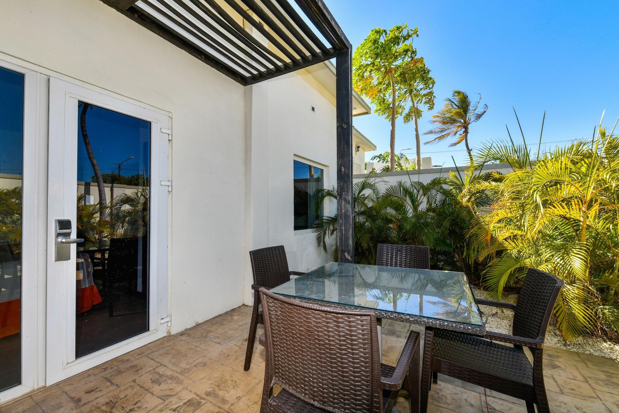 Talk Of The Town Beach Hotel & Beach Club By Gh Hoteles Oranjestad Exteriör bild
